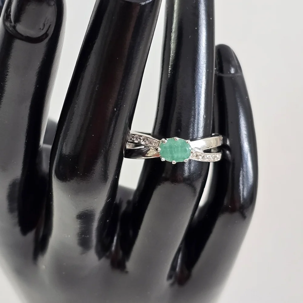 Sterling Silver 925 Elegant Silver Emerald Gemstone Ring